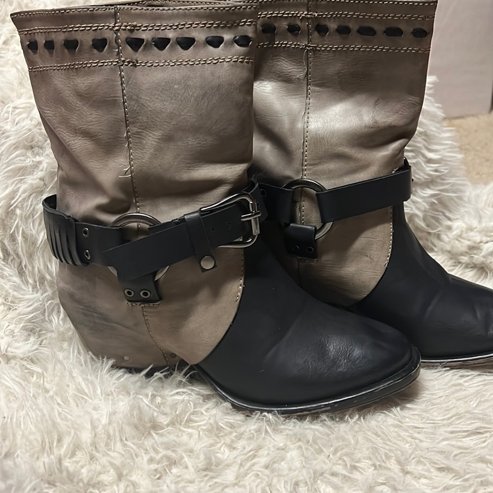 Two Lips  stylish ankle boots women's size 6